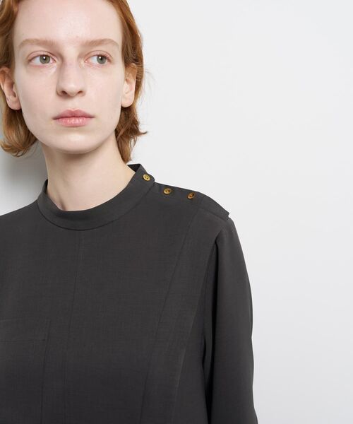 LANVIN en Bleu(ランバンオンブルー)の「シルキーツイルドレープシャツワンピース(ワンピース・レディース・グレー/ネイビー・36/38)」の21枚目の写真