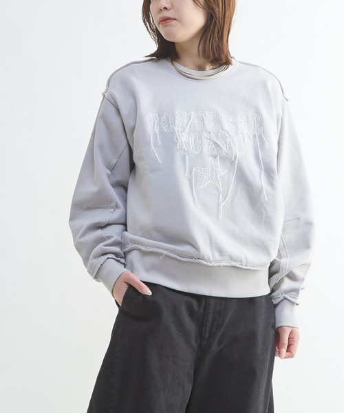 CONVERSE TOKYO(コンバーストウキョウ)の「DAMAGED EMBROIDED LOGO SWEAT(スウェット・レディース・グリーン/グレー/ブラック・MEDIUM/SMALL)」の1枚目の写真