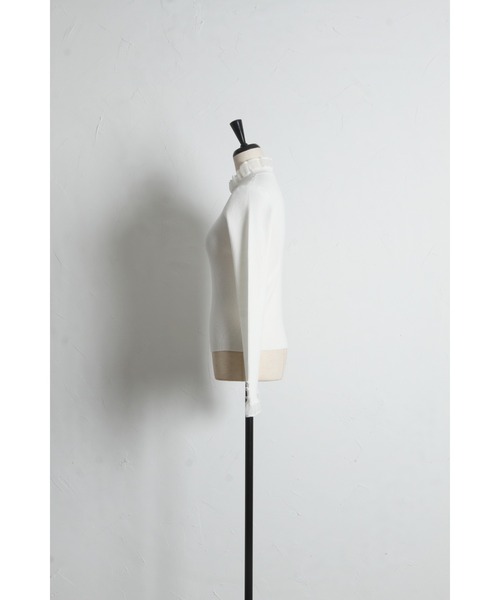 tocco closet(トッコ クローゼット)の「袖口ビジュー付きシアーフリル切り替えリブニットプルオーバー(ニット/セーター・レディース・オフホワイト/ピンク/ブルー・M)」の7枚目の写真