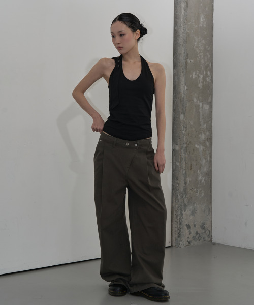ZIZEMUSEUM（ジゼミュージアム）の「OFF-CENTER TUCK COTTON PANTS (KHAKI GRAY)（その他パンツ・レディース・その他・SMALL/MEDIUM/LARGE）」の2枚目の写真
