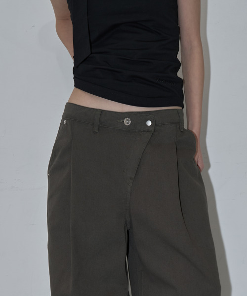 ZIZEMUSEUM（ジゼミュージアム）の「OFF-CENTER TUCK COTTON PANTS (KHAKI GRAY)（その他パンツ・レディース・その他・SMALL/MEDIUM/LARGE）」の3枚目の写真
