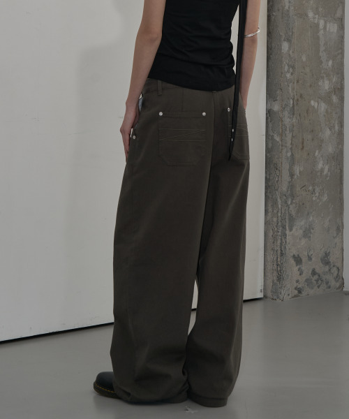 ZIZEMUSEUM（ジゼミュージアム）の「OFF-CENTER TUCK COTTON PANTS (KHAKI GRAY)（その他パンツ・レディース・その他・SMALL/MEDIUM/LARGE）」の5枚目の写真