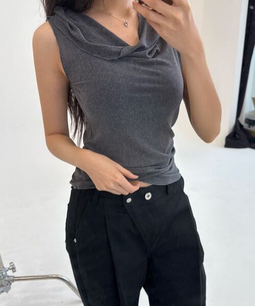 ZIZEMUSEUM（ジゼミュージアム）の「OFF-CENTER TUCK COTTON PANTS (KHAKI GRAY)（その他パンツ・レディース・その他・SMALL/MEDIUM/LARGE）」の6枚目の写真