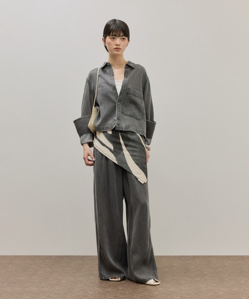 ADAM ET ROPE'(アダムエロペ)の「ライトデニムイージーパンツ(デニムパンツ・レディース・ブルー系その他4/ブラック/サックスブルー・38/36/34)」の4枚目の写真