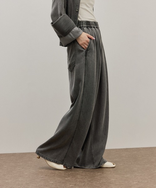 ADAM ET ROPE'(アダムエロペ)の「ライトデニムイージーパンツ(デニムパンツ・レディース・ブルー系その他4/ブラック/サックスブルー・38/36/34)」の9枚目の写真