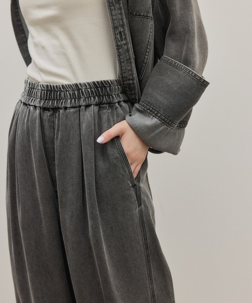 ADAM ET ROPE'(アダムエロペ)の「ライトデニムイージーパンツ(デニムパンツ・レディース・ブルー系その他4/ブラック/サックスブルー・38/36/34)」の12枚目の写真