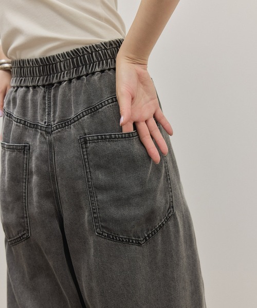 ADAM ET ROPE'(アダムエロペ)の「ライトデニムイージーパンツ(デニムパンツ・レディース・ブルー系その他4/ブラック/サックスブルー・38/36/34)」の13枚目の写真