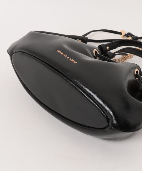 CHARLES & KEITH（チャールズ & キース）の「Moxieミニモキシードローストリングバケットバッグ（ショルダーバッグ・レディース・ブラック・S）」の9枚目の写真