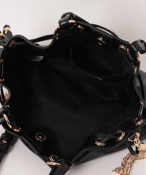 CHARLES & KEITH（チャールズ & キース）の「Moxieミニモキシードローストリングバケットバッグ（ショルダーバッグ・レディース・ブラック・S）」の10枚目の写真