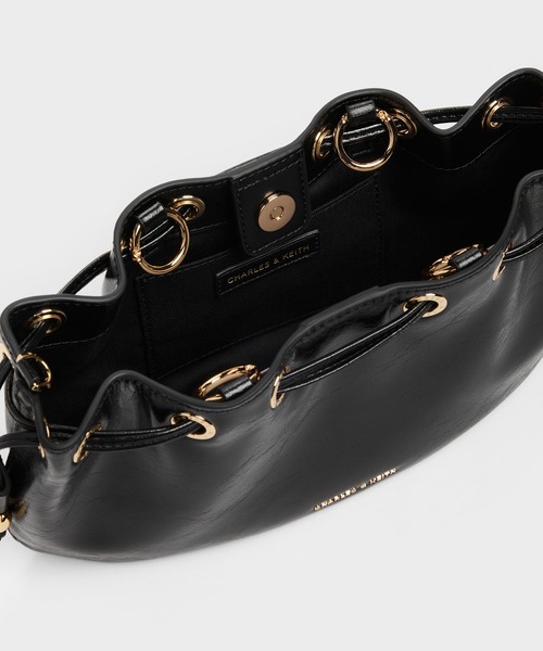 CHARLES & KEITH（チャールズ & キース）の「Moxieミニモキシードローストリングバケットバッグ（ショルダーバッグ・レディース・ブラック・S）」の8枚目の写真