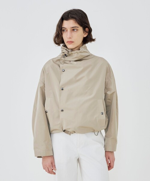 GALERIE VIE（ギャルリー ヴィー）の「メモリータフタ ハイネックショートブルゾン（ブルゾン・レディース・ライトベージュ/ネイビー/ダークブルー・FREE）」の5枚目の写真