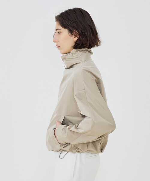 GALERIE VIE（ギャルリー ヴィー）の「メモリータフタ ハイネックショートブルゾン（ブルゾン・レディース・ライトベージュ/ネイビー/ダークブルー・FREE）」の6枚目の写真