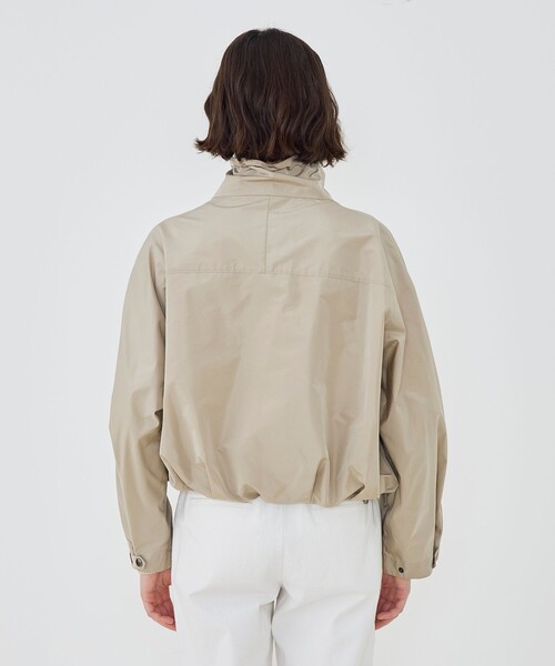 GALERIE VIE（ギャルリー ヴィー）の「メモリータフタ ハイネックショートブルゾン（ブルゾン・レディース・ライトベージュ/ネイビー/ダークブルー・FREE）」の7枚目の写真