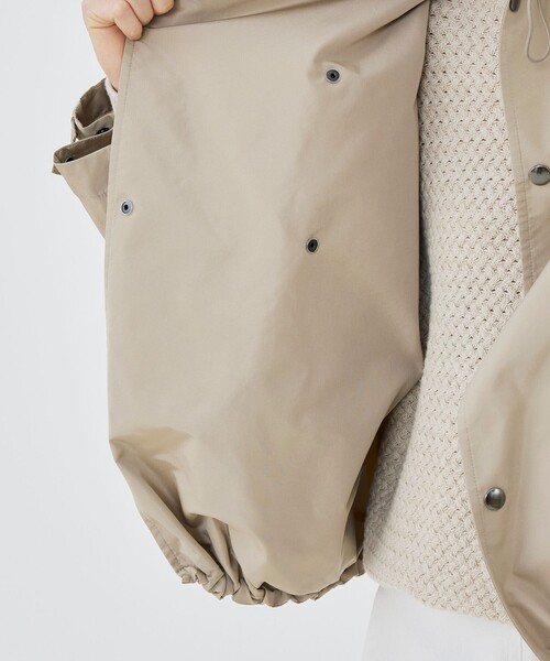 GALERIE VIE（ギャルリー ヴィー）の「メモリータフタ ハイネックショートブルゾン（ブルゾン・レディース・ライトベージュ/ネイビー/ダークブルー・FREE）」の8枚目の写真