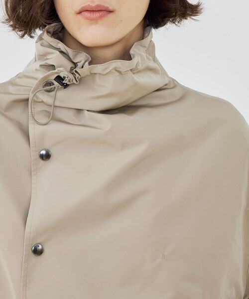 GALERIE VIE（ギャルリー ヴィー）の「メモリータフタ ハイネックショートブルゾン（ブルゾン・レディース・ライトベージュ/ネイビー/ダークブルー・FREE）」の9枚目の写真