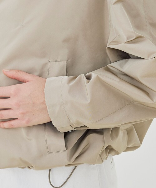 GALERIE VIE（ギャルリー ヴィー）の「メモリータフタ ハイネックショートブルゾン（ブルゾン・レディース・ライトベージュ/ネイビー/ダークブルー・FREE）」の10枚目の写真