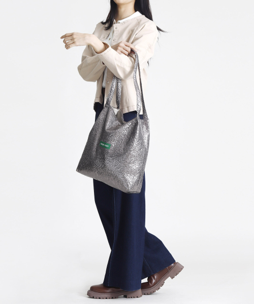 GREEN STUFF（グリーンスタッフ）の「boxy bag 53 - glitter texture titanium silver（ショルダーバッグ・レディース・その他・FREE）」の4枚目の写真