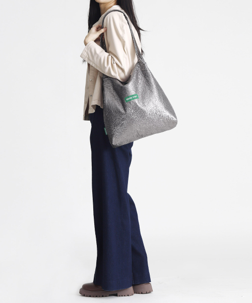 GREEN STUFF（グリーンスタッフ）の「boxy bag 53 - glitter texture titanium silver（ショルダーバッグ・レディース・その他・FREE）」の5枚目の写真