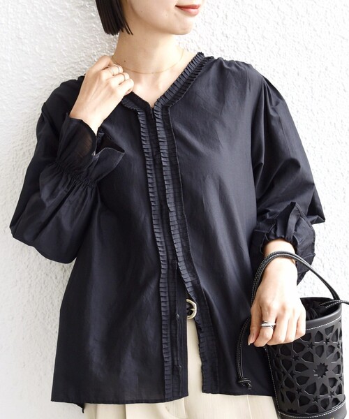 SHIPS（シップス）の「〈手洗い可能〉綿 シルク Vネック フリル タック ブラウス（シャツ/ブラウス・レディース・ネイビー/ライトイエロー/オフホワイト・ONE SIZE）」の3枚目の写真