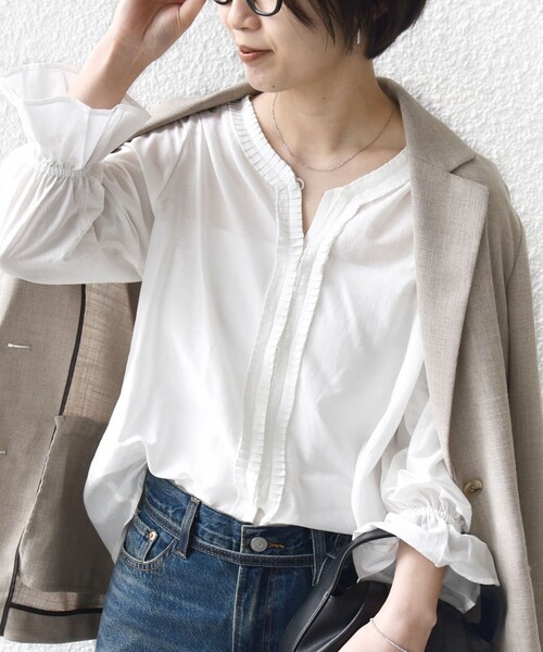 SHIPS（シップス）の「〈手洗い可能〉綿 シルク Vネック フリル タック ブラウス（シャツ/ブラウス・レディース・ネイビー/ライトイエロー/オフホワイト・ONE SIZE）」の2枚目の写真