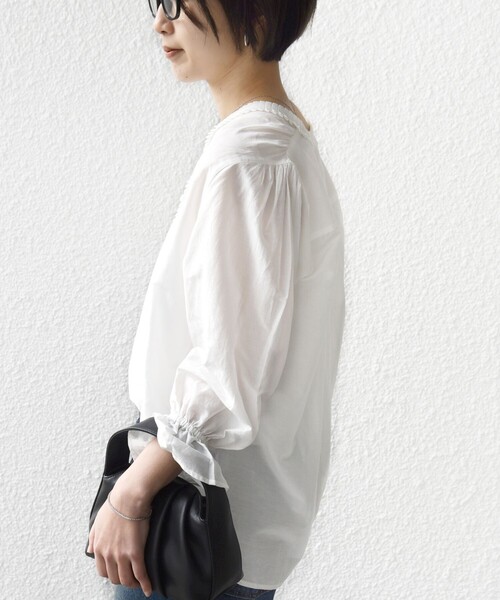 SHIPS（シップス）の「〈手洗い可能〉綿 シルク Vネック フリル タック ブラウス（シャツ/ブラウス・レディース・ネイビー/ライトイエロー/オフホワイト・ONE SIZE）」の15枚目の写真