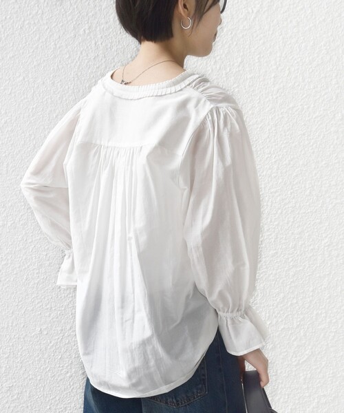 SHIPS（シップス）の「〈手洗い可能〉綿 シルク Vネック フリル タック ブラウス（シャツ/ブラウス・レディース・ネイビー/ライトイエロー/オフホワイト・ONE SIZE）」の16枚目の写真