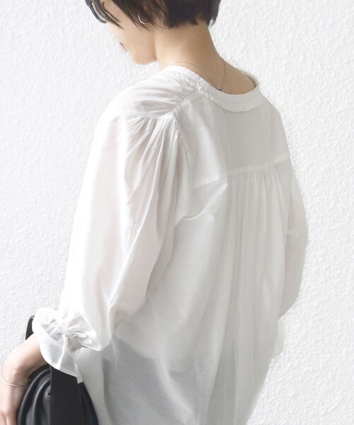 SHIPS（シップス）の「〈手洗い可能〉綿 シルク Vネック フリル タック ブラウス（シャツ/ブラウス・レディース・ネイビー/ライトイエロー/オフホワイト・ONE SIZE）」の19枚目の写真