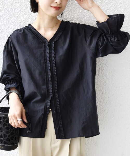 SHIPS（シップス）の「〈手洗い可能〉綿 シルク Vネック フリル タック ブラウス（シャツ/ブラウス・レディース・ネイビー/ライトイエロー/オフホワイト・ONE SIZE）」の4枚目の写真