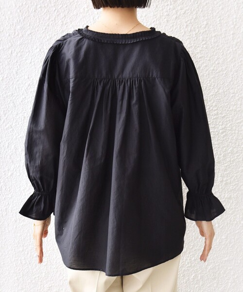SHIPS(シップス)の「〈手洗い可能〉綿 シルク Vネック フリル タック ブラウス(シャツ/ブラウス・レディース・ネイビー/ライトイエロー/オフホワイト・ONE SIZE)」の5枚目の写真