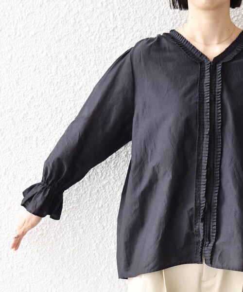 SHIPS(シップス)の「〈手洗い可能〉綿 シルク Vネック フリル タック ブラウス(シャツ/ブラウス・レディース・ネイビー/ライトイエロー/オフホワイト・ONE SIZE)」の4枚目の写真