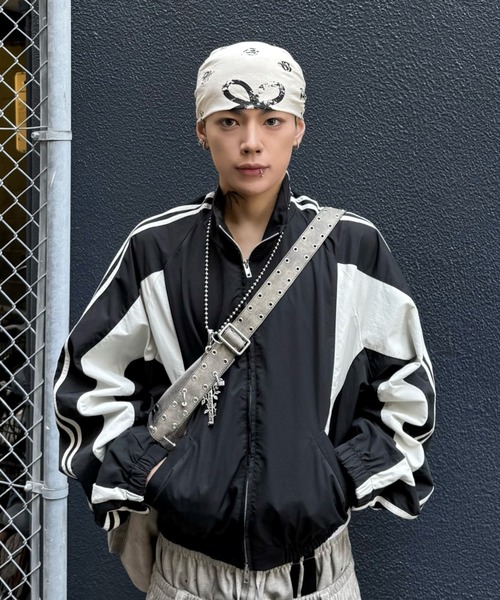 ROARINGRAD(ロアリングラド)の「【ROARINGRAD】26 Crop Track Jacket / 【ロアリングラド】クロップトラックジャケット<着用動画あり>(ナイロンジャケット・メンズ・ブラック/レッド・L/M)」の1枚目の写真