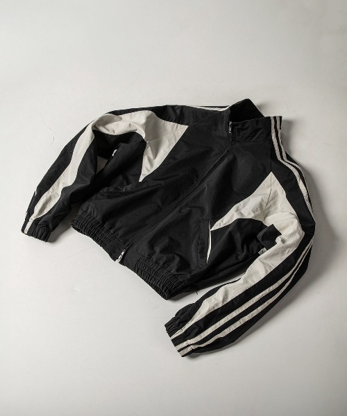 ROARINGRAD(ロアリングラド)の「【ROARINGRAD】26 Crop Track Jacket / 【ロアリングラド】クロップトラックジャケット<着用動画あり>(ナイロンジャケット・メンズ・ブラック/レッド・L/M)」の4枚目の写真