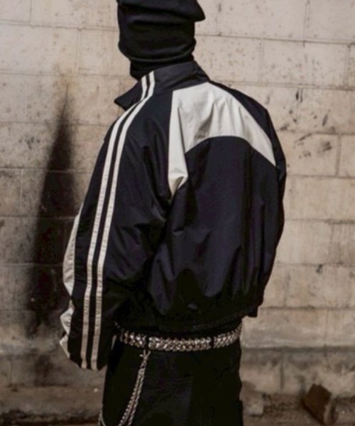 ROARINGRAD(ロアリングラド)の「【ROARINGRAD】26 Crop Track Jacket / 【ロアリングラド】クロップトラックジャケット<着用動画あり>(ナイロンジャケット・メンズ・ブラック/レッド・L/M)」の7枚目の写真