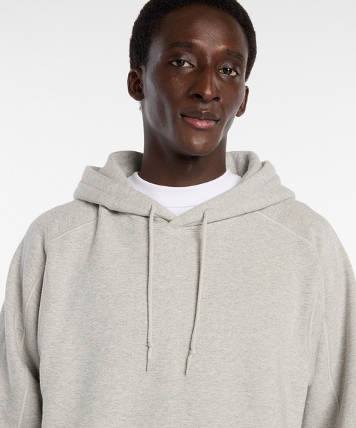 NEW BALANCE(ニューバランス)の「NEW BALANCE NB Grey Regular Fit Hoodie MT61F3LL(パーカー・メンズ・グレー/チャコールグレー・M/L)」の4枚目の写真