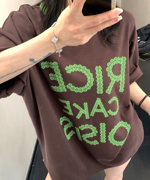 Dalfwin（ダールフィン）の「韓国ファッション RICECAKEレースロゴ半袖Tシャツ（Tシャツ/カットソー・レディース・ブラウン/レッド・FREE）」の5枚目の写真
