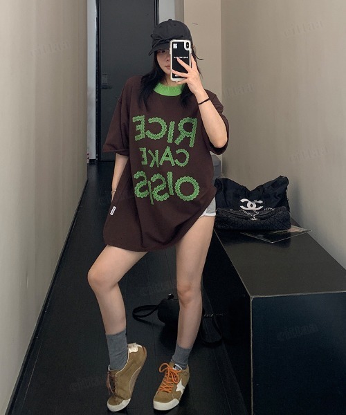 Dalfwin（ダールフィン）の「韓国ファッション RICECAKEレースロゴ半袖Tシャツ（Tシャツ/カットソー・レディース・ブラウン/レッド・FREE）」の4枚目の写真