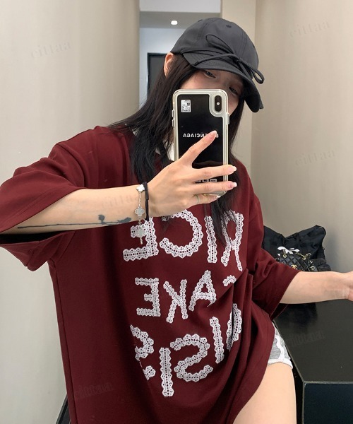 Dalfwin（ダールフィン）の「韓国ファッション RICECAKEレースロゴ半袖Tシャツ（Tシャツ/カットソー・レディース・ブラウン/レッド・FREE）」の3枚目の写真