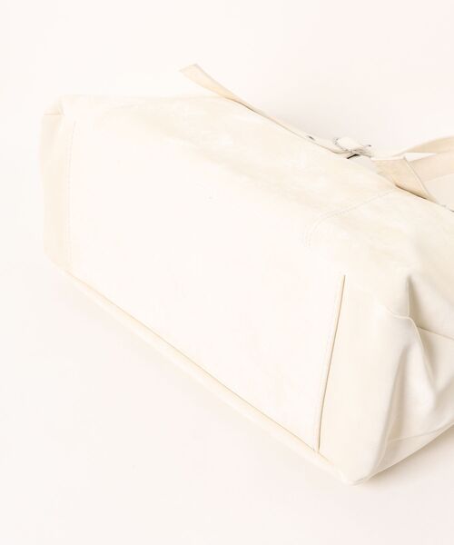 an meets zakka（アンミツザッカ）の「an meets zakka フェイクベロアライク合成皮革バックルベルト＆リング装飾ビッグトートバッグ（トートバッグ・レディース・ブラック/ホワイト・ONESIZE）」の4枚目の写真