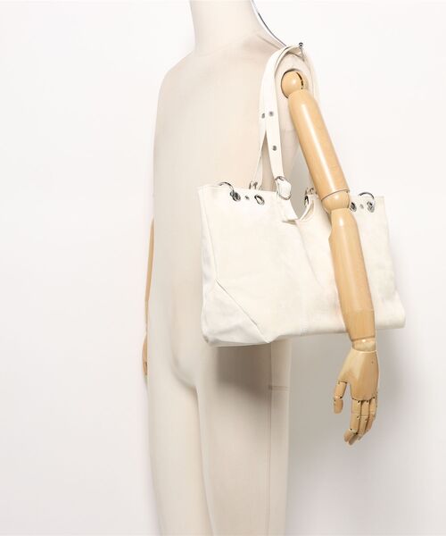 an meets zakka（アンミツザッカ）の「an meets zakka フェイクベロアライク合成皮革バックルベルト＆リング装飾ビッグトートバッグ（トートバッグ・レディース・ブラック/ホワイト・ONESIZE）」の6枚目の写真