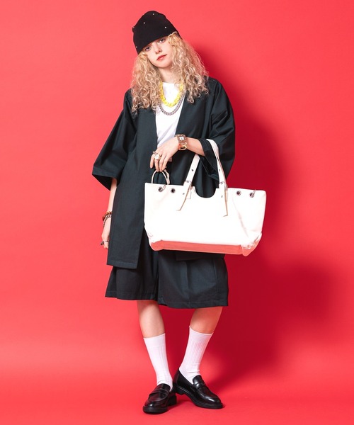an meets zakka（アンミツザッカ）の「an meets zakka フェイクベロアライク合成皮革バックルベルト＆リング装飾ビッグトートバッグ（トートバッグ・レディース・ブラック/ホワイト・ONESIZE）」の8枚目の写真