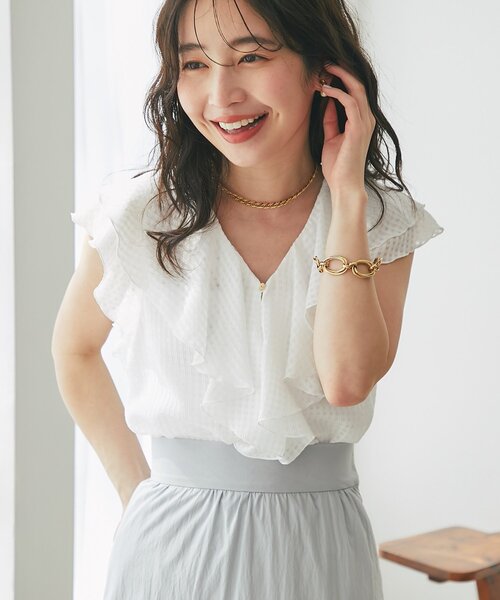 La boutique BonBon(ラブティックボンボン)の「【モテ女子の味方】サテンサッカーラッフルブラウス(シャツ/ブラウス・レディース・ホワイト/サックスブルー/ブラック・FREE)」の1枚目の写真