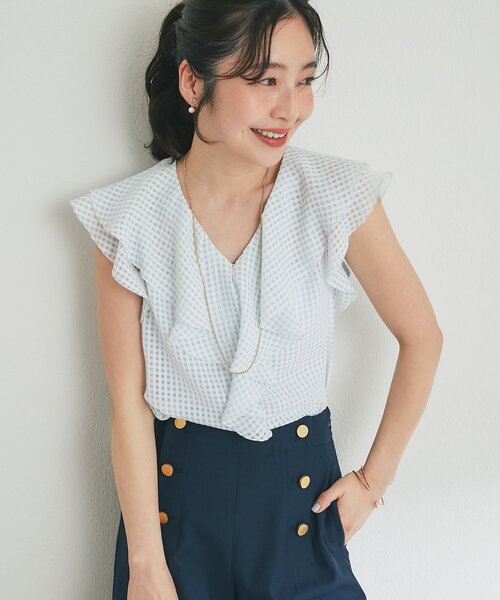 La boutique BonBon(ラブティックボンボン)の「【モテ女子の味方】サテンサッカーラッフルブラウス(シャツ/ブラウス・レディース・ホワイト/サックスブルー/ブラック・FREE)」の3枚目の写真
