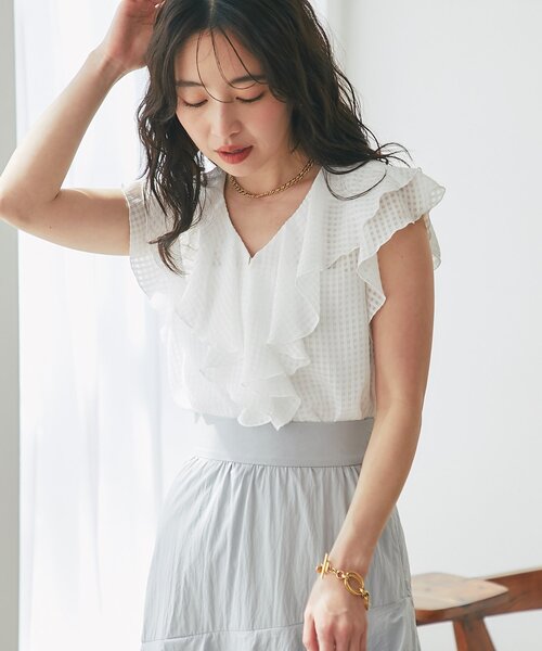 La boutique BonBon(ラブティックボンボン)の「【モテ女子の味方】サテンサッカーラッフルブラウス(シャツ/ブラウス・レディース・ホワイト/サックスブルー/ブラック・FREE)」の4枚目の写真