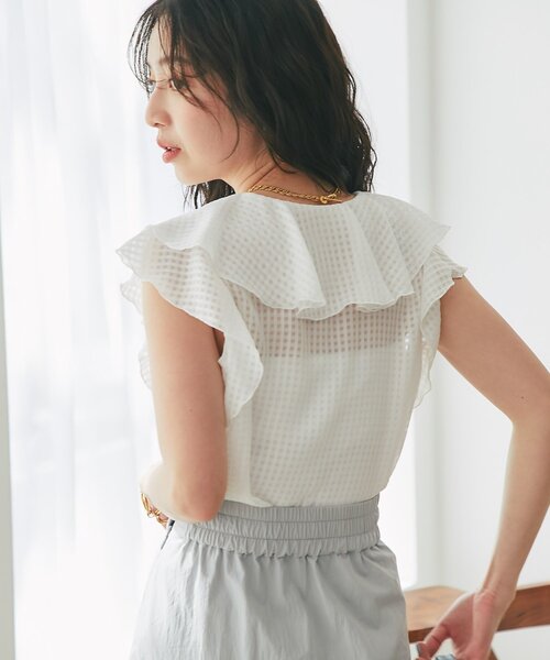 La boutique BonBon(ラブティックボンボン)の「【モテ女子の味方】サテンサッカーラッフルブラウス(シャツ/ブラウス・レディース・ホワイト/サックスブルー/ブラック・FREE)」の6枚目の写真