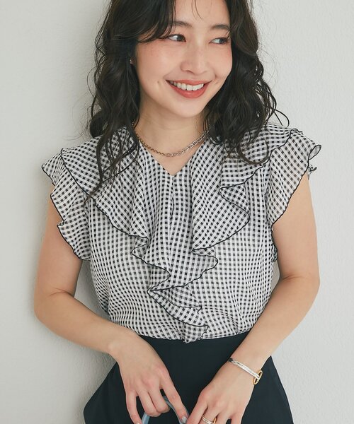 La boutique BonBon(ラブティックボンボン)の「【モテ女子の味方】サテンサッカーラッフルブラウス(シャツ/ブラウス・レディース・ホワイト/サックスブルー/ブラック・FREE)」の11枚目の写真