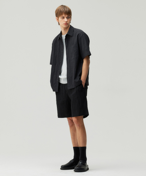 MINDBRIDGE（マインドブリッジ）の「[COUTURE]クリンクルオーバーサイズ半袖シャツ（シャツ/ブラウス・メンズ・ブラック・95/100/105/110）」の2枚目の写真