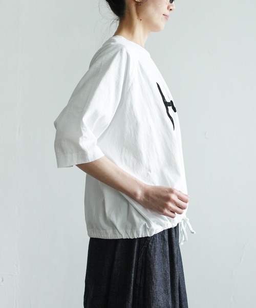 SOLAMONAT（ソラモナ）の「パフ天竺 裾ヒモ五分袖プルオーバー プリント Humilite（Tシャツ/カットソー・レディース・杢グレー/ホワイト×グレー/ホワイト×ブラック/ブラック/キナリ・FREE）」の15枚目の写真