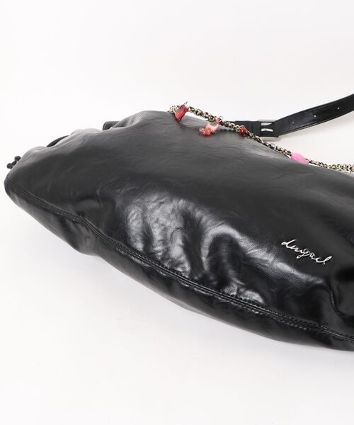 Desigual（デシグアル）の「チャーム付きフェイクレザービッグショルダーバッグ（ショルダーバッグ・レディース・ブラック・FREE）」の6枚目の写真