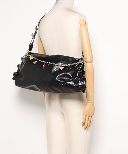 Desigual（デシグアル）の「チャーム付きフェイクレザービッグショルダーバッグ（ショルダーバッグ・レディース・ブラック・FREE）」の8枚目の写真