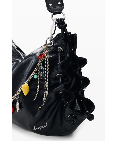 Desigual（デシグアル）の「チャーム付きフェイクレザービッグショルダーバッグ（ショルダーバッグ・レディース・ブラック・FREE）」の4枚目の写真